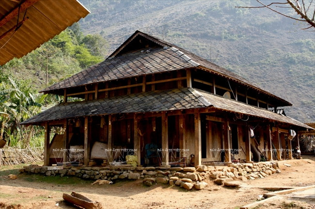 Ngôi nhà sàn với mái hoàn toàn lợp bằng đá của ông Thào A Mang ở khu vực Sín Chải. (Nguồn: Báo ảnh Việt Nam)