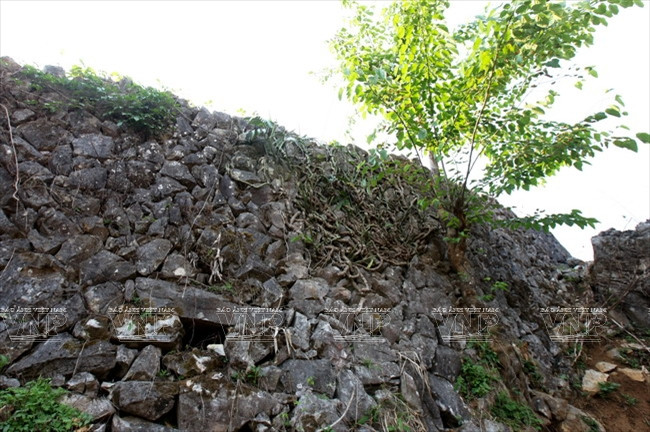 Một góc Thành đá Vàng Lồng, nơi được dựng bởi kỹ thuật xếp đá thủ công, không có sự tham gia của các chất kết dính. (Nguồn: Báo ảnh Việt Nam)