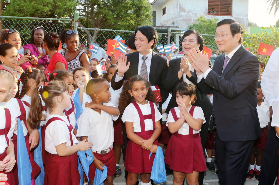  Chủ tịch nước Trương Tấn Sang đến thăm Trường tiểu học mang tên Bác Hồ. (Ảnh: Nguyễn Khang/TTXVN)