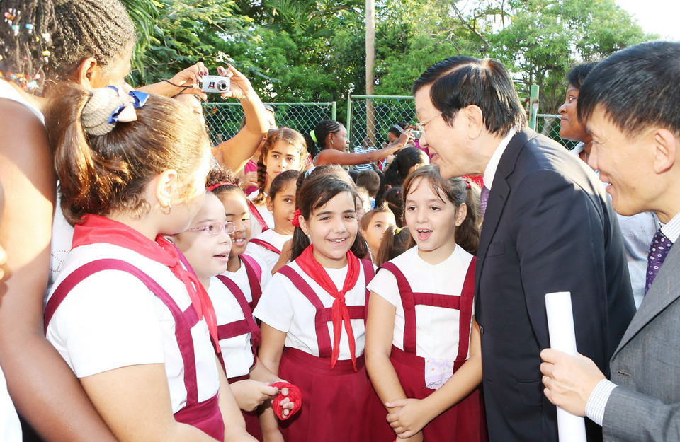  Chủ tịch nước Trương Tấn Sang đến thăm Trường tiểu học mang tên Bác Hồ. (Ảnh: Nguyễn Khang/TTXVN)
