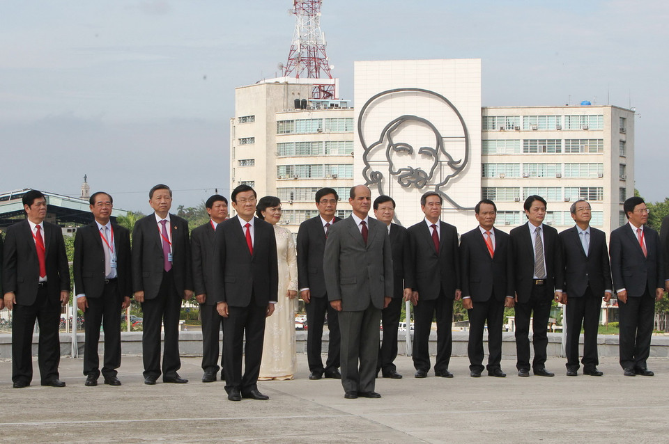 Chủ tịch nước Trương Tấn Sang đến đặt vòng hoa tại Tượng đài Anh hùng dân tộc Jose Marti. (Ảnh: Nguyễn Khang/TTXVN)