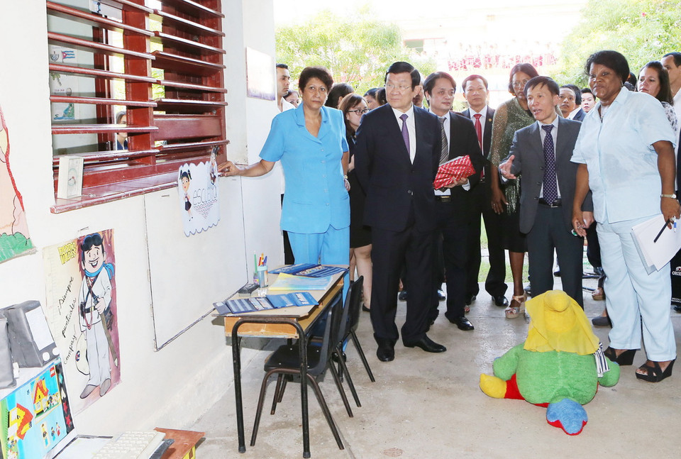  Chủ tịch nước Trương Tấn Sang đến thăm Trường tiểu học mang tên Bác Hồ. (Ảnh: Nguyễn Khang/TTXVN)