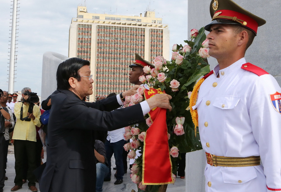 Chủ tịch nước Trương Tấn Sang đến đặt vòng hoa tại Tượng đài Anh hùng dân tộc Jose Marti. (Ảnh: Nguyễn Khang/TTXVN)
