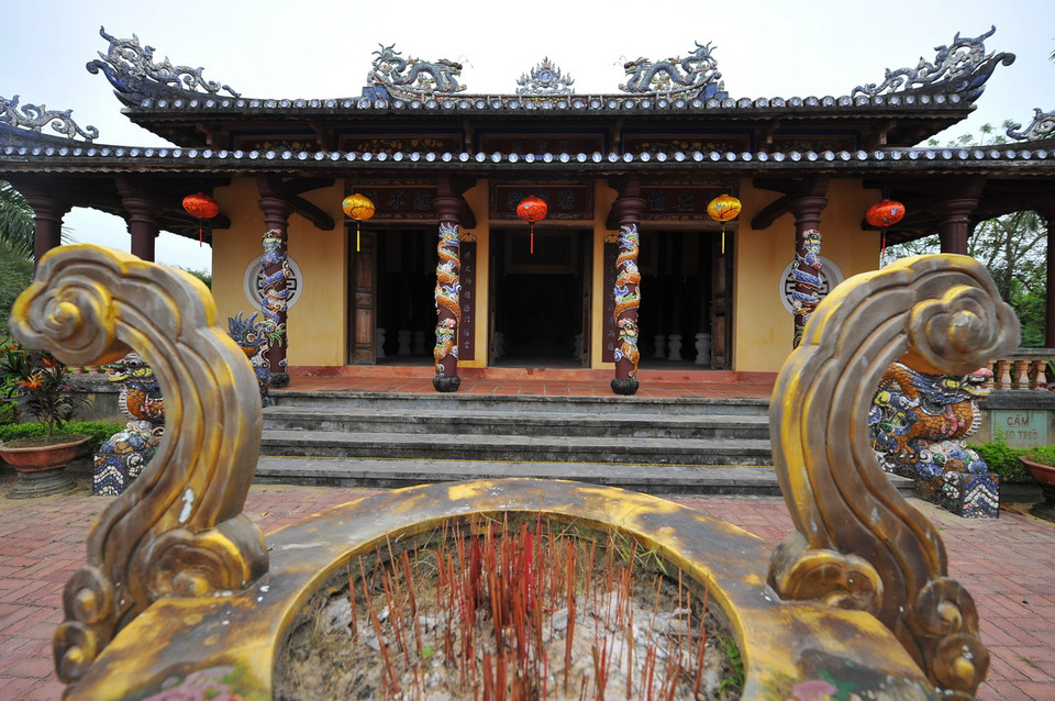 Ngôi nhà chính (Chánh điện), được xây dựng theo lối kiến trúc 3 gian 2 chái, trên mái trang trí hình nhị long tranh châu, bốn góc mái có gắn hình tượng những đám mây cách điệu. (Ảnh: Minh Đức/TTXVN)