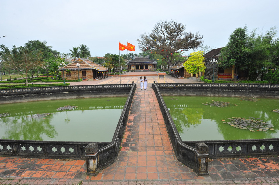  Hồ bán nguyệt với cây cầu vồng được xây bằng đá, gạch có thành lan can với những ô đúc trang trí hình học được gắn liên tiếp với nhau khá công phu. (Ảnh: Minh Đức/TTXVN)