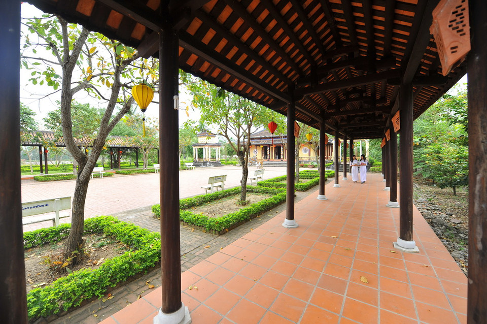 Hai dãy nhà cầu lợp ngói âm dương (phục dựng năm 2011). (Ảnh: Minh Đức/TTXVN)