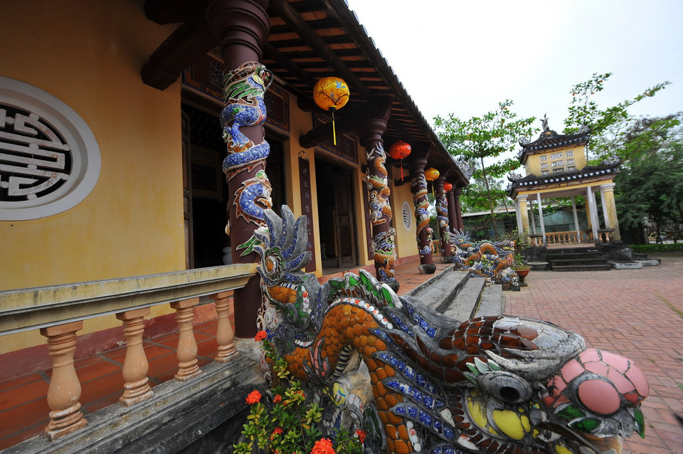 Hai cột giữa Chánh điện đắp hai con rồng uốn lượn theo hình tròn của cột đầu. (Ảnh: Minh Đức/TTXVN)