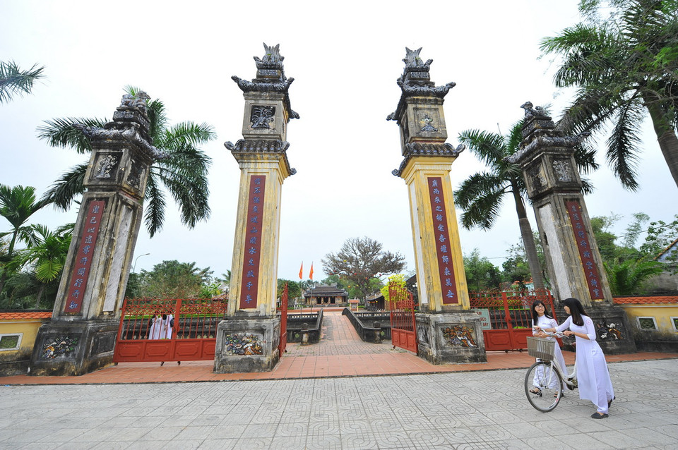 Cổng tam quan có 4 trụ được xây bằng gạch vồ, tô vẽ, cẩn sành sứ đế hình vuông. (Ảnh: Minh Đức/TTXVN)