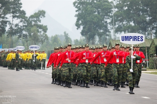 Đoàn trọng tài diễu hành qua lễ đài tại lễ khai mạc.
