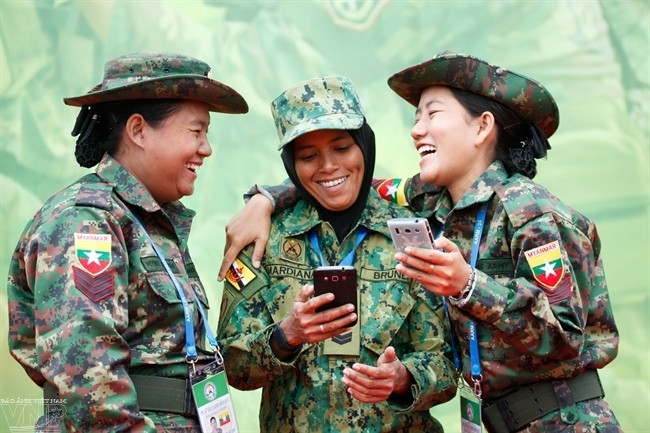 Các xạ thủ nữ Myanmar và Brunei giao lưu