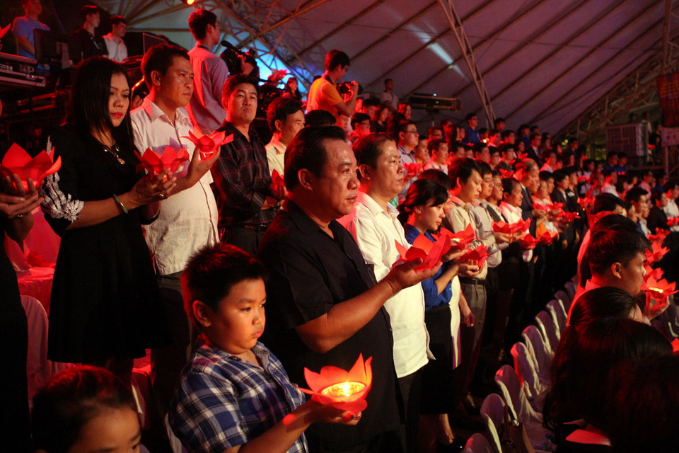 Thắp nến tưởng niệm nạn nhân tử vong do tai nạn giao thông. (Ảnh: Huy Hùng/TTXVN)