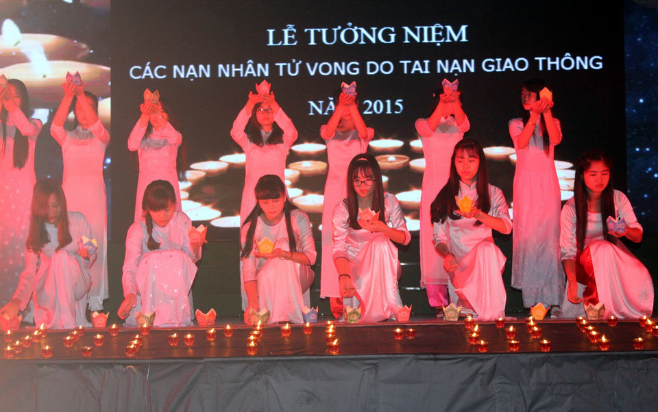 Thanh niên tỉnh Nghệ An thắp nến tưởng niệm các nạn nhân tử vong vì tai nạn giao thông. (Ảnh: Tá Chuyên/TTXVN)