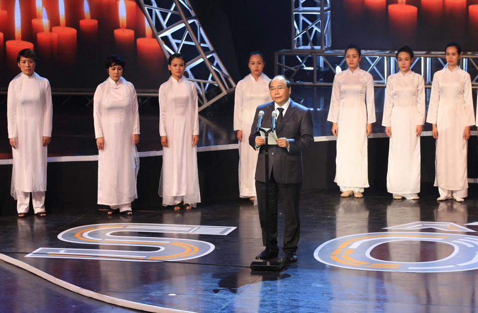 Phó Thủ tướng Nguyễn Xuân Phúc, Chủ tịch Ủy ban An toàn giao thông Quốc gia đến dự buổi lễ. (Ảnh: Huy Hùng/TTXVN)