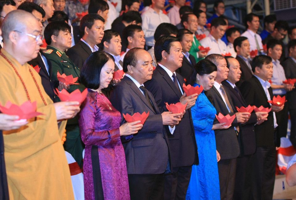 Phó Thủ tướng Nguyễn Xuân Phúc và các đại biểu tưởng niệm nạn nhân tử vong do tai nạn giao thông. (Ảnh: Huy Hùng/TTXVN)