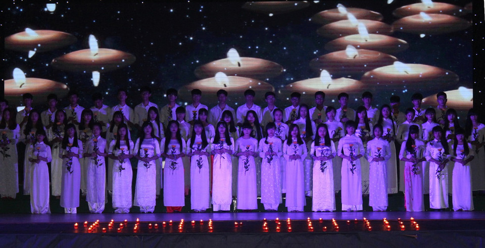 Thanh niên tỉnh Nghệ An thắp nến tưởng niệm các nạn nhân tử vong vì tai nạn giao thông. (Ảnh: Tá Chuyên/TTXVN)