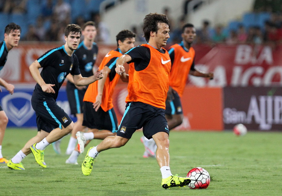 Tiền về David Silva đi bóng tốc độ. (Ảnh: Quốc Khánh/TTXVN) 