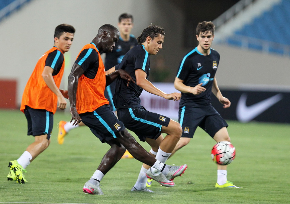 Các cầu thủ Manchester City trong buổi tập. (Ảnh: Quốc Khánh/TTXVN) 