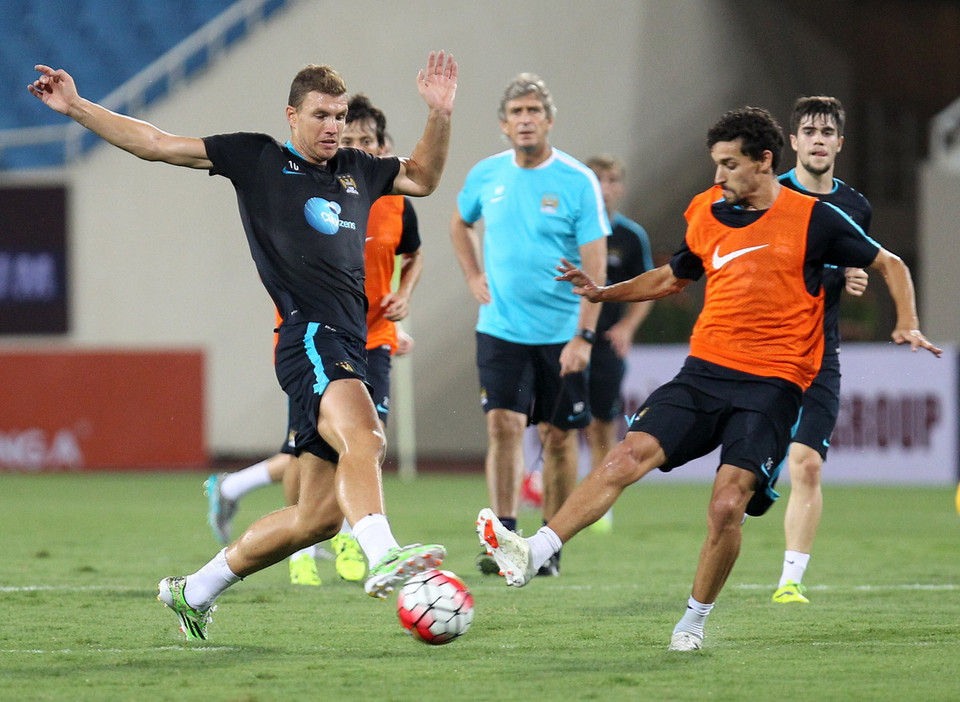 Tiền đạo Edin Dzeko (trái) và Jesus Navas. (Ảnh: Quốc Khánh/TTXVN) 