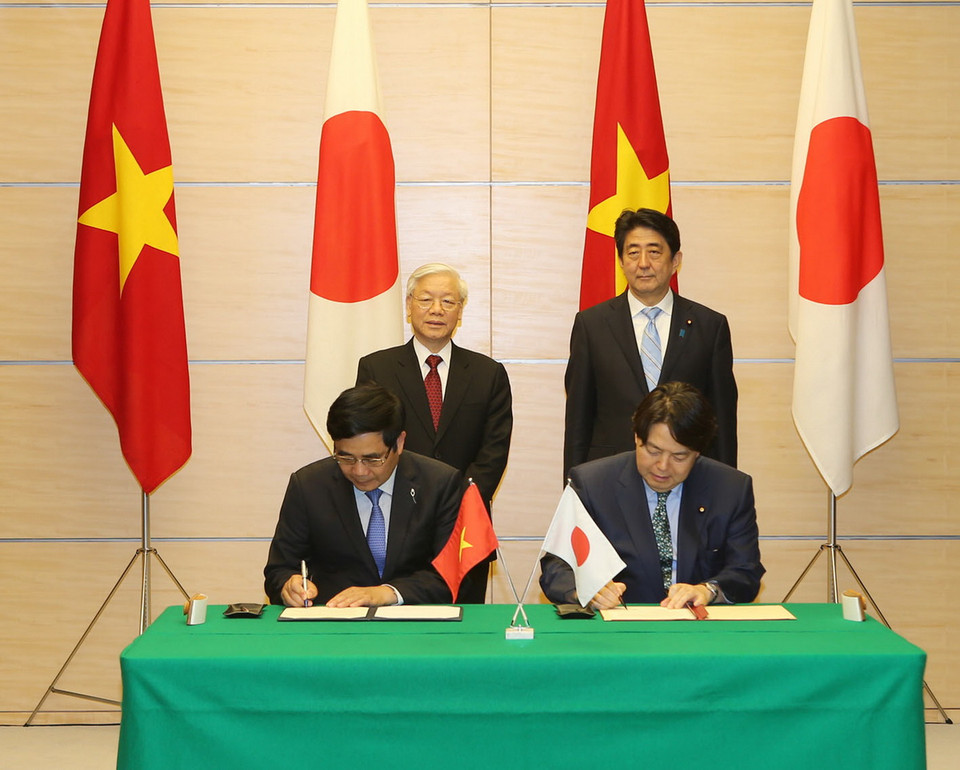 Bộ trưởng Bộ Nông nghiệp và Phát triển nông thôn Cao Đức Phát và Bộ trưởng Nông Lâm Thủy sản Yoshimasa Hayashi ký hiệp định hợp tác. (Ảnh: Trí Dũng/TTXVN)