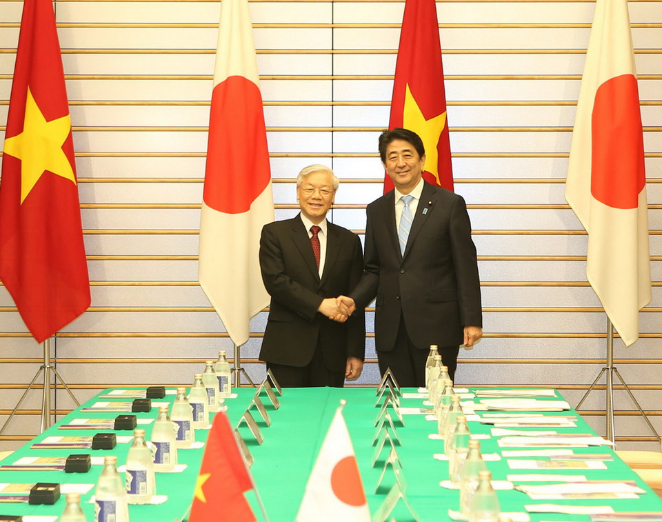  Thủ tướng Nhật Bản Shinzo Abe đón Tổng Bí thư Nguyễn Phú Trọng. (Ảnh: Trí Dũng/TTXVN)