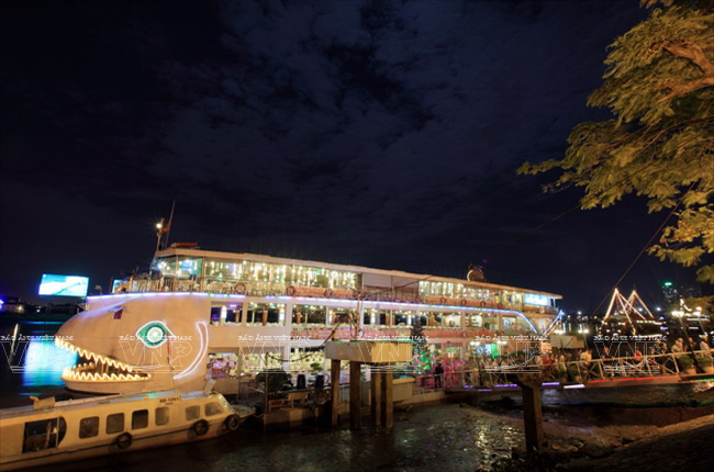 Những chiếc du thuyền lớn nhiều tầng và đủ loại màu sắc hình dáng luôn sẵn sàng rẽ sóng đưa khách du ngoạn trên sông, vừa ăn uống, nghe nhạc và du ngoạn trên sông. (Ảnh: Nguyễn Luân)