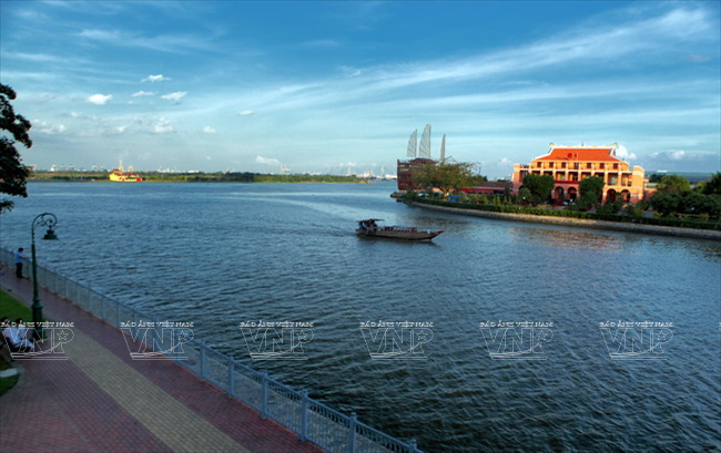 Từ Bến Bạch Đằng trông sang Bến Nhà Rồng. (Ảnh: Nguyễn Luân)