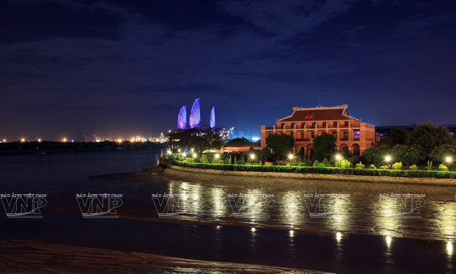 Đêm trên Bến Nhà Rồng nhìn từ công viên Bạch Đằng. (Ảnh: Nguyễn Luân)