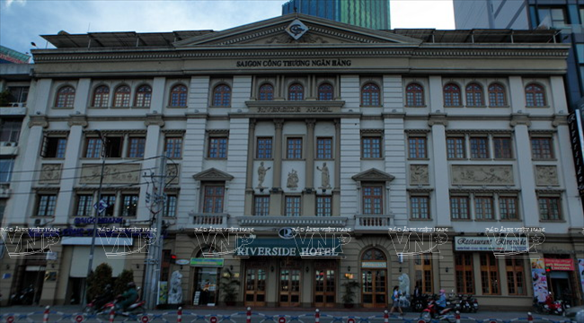 Các nhà hàng và khách sạn ven bến Bạch Đằng luôn trong trạng thái sẵn sàng chào đón du khách. (Ảnh: Nguyễn Luân)