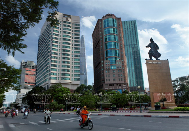 Tượng đài Trần Hưng Đạo đứng sừng sững uy phong chỉ tay về phía bến Bạch Đằng. (Ảnh: Nguyễn Luân)