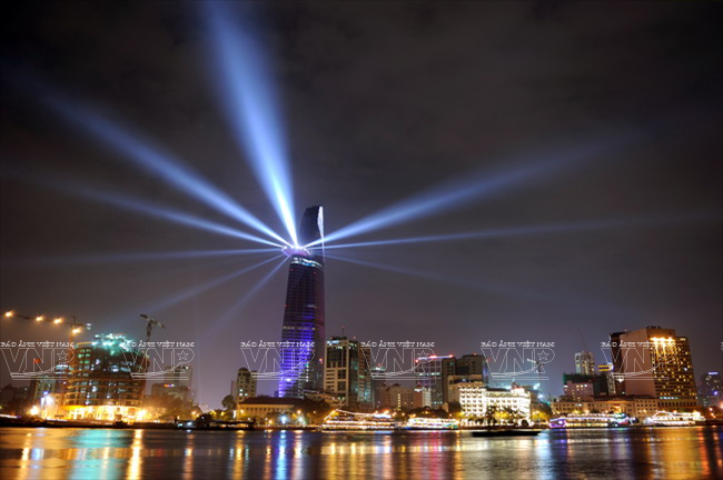 Bến Bạch Đằng lung linh trong đêm. (Ảnh: Nguyễn Luân)