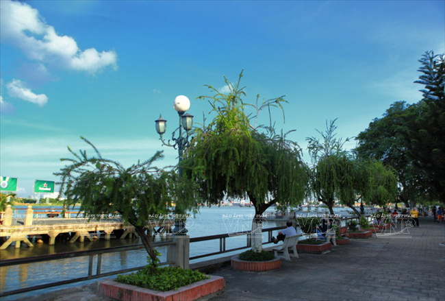 Bến Bạch Đằng cũng là địa điểm lý tưởng để nghỉ ngơi sau những giờ làm việc căng thẳng của người dân Thành phố. (Ảnh: Nguyễn Luân)