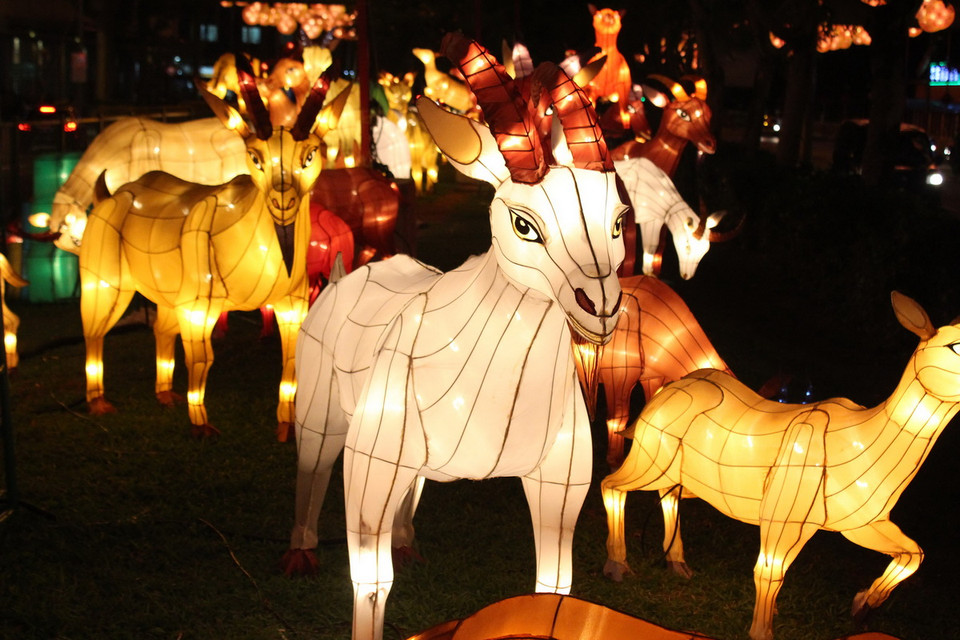 Đáng chú ý có 28 đèn hình dê được thiết kế để có thể cử động được phần đầu. (Ảnh: Lê Hải, Việt Hải)