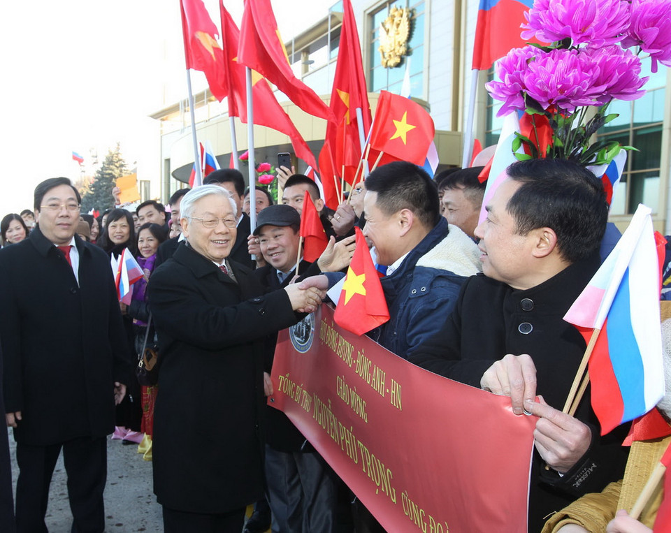Cán bộ, nhân viên Đại sứ quán và đại diện cộng đồng người Việt Nam tại Liên bang Nga đón Tổng Bí thư Nguyễn Phú Trọng tại sân bay Vnukovo 2.(Ảnh: Trí Dũng)