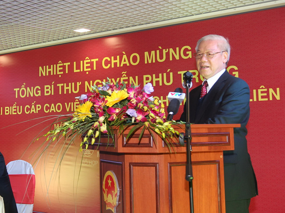 : Tổng Bí thư Nguyễn Phú Trọng thăm Trung tâm Văn hóa Thương mại Hà Nội - Moskva và nói chuyện với cán bộ nhân viên Đại sứ quán, đại diện cộng đồng người Việt Nam tại Nga, chiều 23/11. (Ảnh: Trí Dũng) 