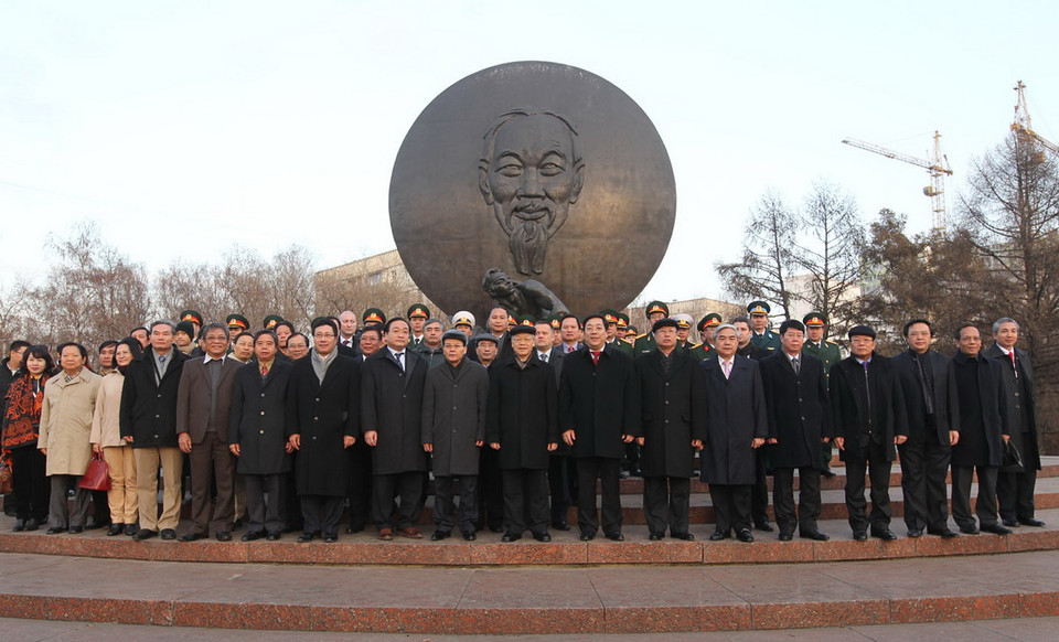 Tổng Bí thư Nguyễn Phú Trọng đến đặt hoa tại Tượng đài Chủ tịch Hồ Chí Minh ở Thủ đô Moskva, chiều 23/11.(Ảnh: Trí Dũng)