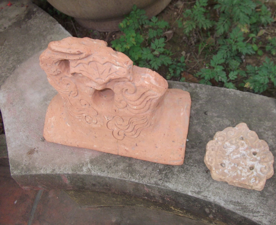 Hiện vật khai quật được. (Ảnh: Thu Hoài/TTXVN)