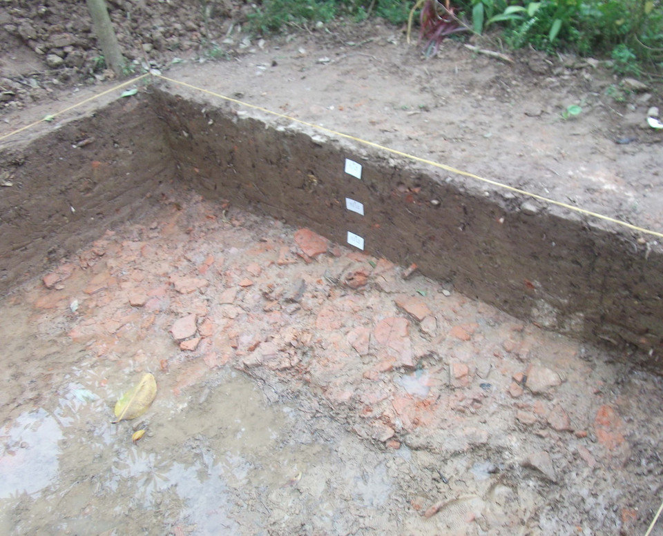  Các hố khai quật. (Ảnh: Thu Hoài/TTXVN)