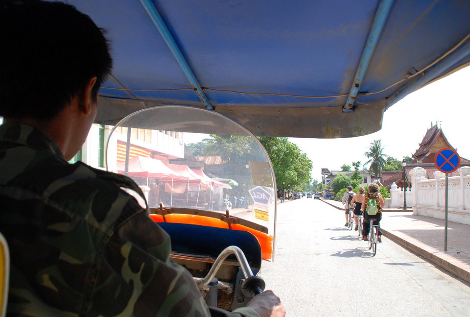 Dạo xe đạp hoặc đi túc túc cũng là một thú vui rất được ưu chuộng của du khách khi tới Luang Prabang. (Ảnh: Phạm Kiên/Vietnam+)