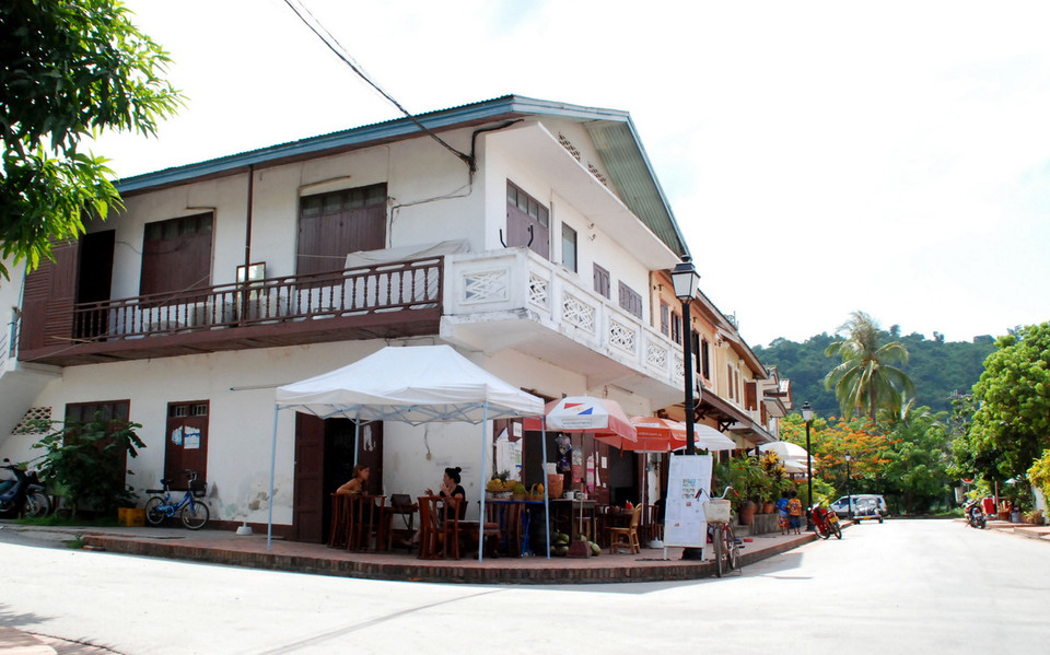 Cà phê ở một góc phố yên tĩnh, thu vui không thể bỏ qua của du khách khi tới Luang Prabang. (Ảnh: Phạm Kiên/Vietnam+)