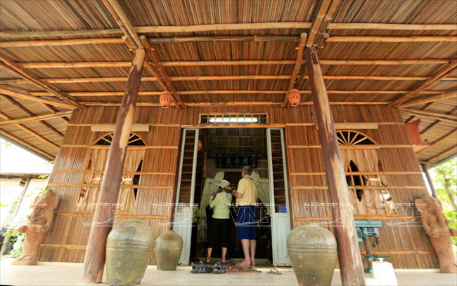 Khám phá ngôi nhà được làm từ cây dừa nước ở vùng Cẩm Thanh. (Ảnh: Thông Thiện)