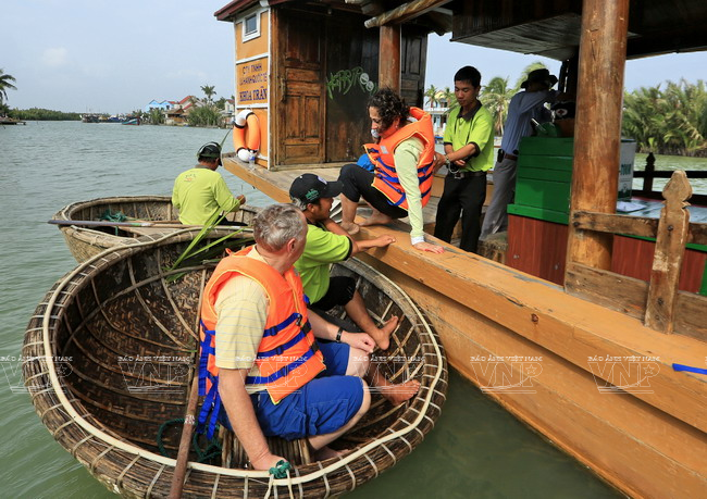 Cẩm Thanh đã phát triển du lịch xanh gần 10 năm nay và là một địa chỉ du lịch vệ tinh quanh phố cổ Hội An. Du khách có thể đi theo tour hoặc tự mình khám phát ốc đảo dừa nước này bằng cách thuê thuyền của người dân bản địa. (Ảnh: Thông Thiện)