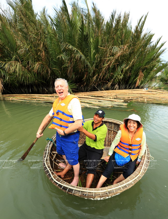 ... và được hướng dẫn chèo thuyền thúng.(Ảnh: Thông Thiện)