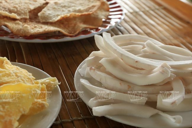 Món bánh tràng cùi dừa là đặc sản vùng dừa nước Cẩm Thanh. (Ảnh: Thông Thiện)