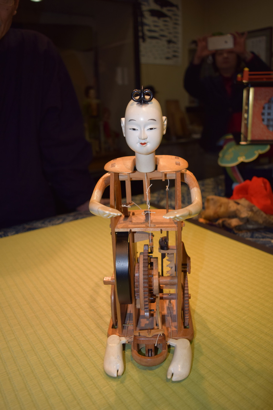 Từ thời kỳ Edo (1603-1868), các nghệ nhân Nhật Bản đã chế tạo được loại búp bê có thể đi lại, cử động như robot ngày nay, đó chính là Karakuri. (Ảnh: Nguyễn Tuyến/Vietnam+)