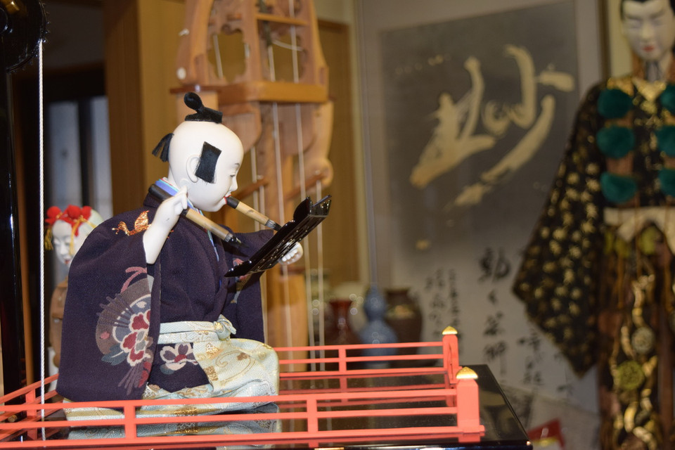 Dưới các bàn tay tài hoa, búp bê Karakuri thường có nét mặt cực kỳ sinh động. (Ảnh: Nguyễn Tuyến/Vietnam+)