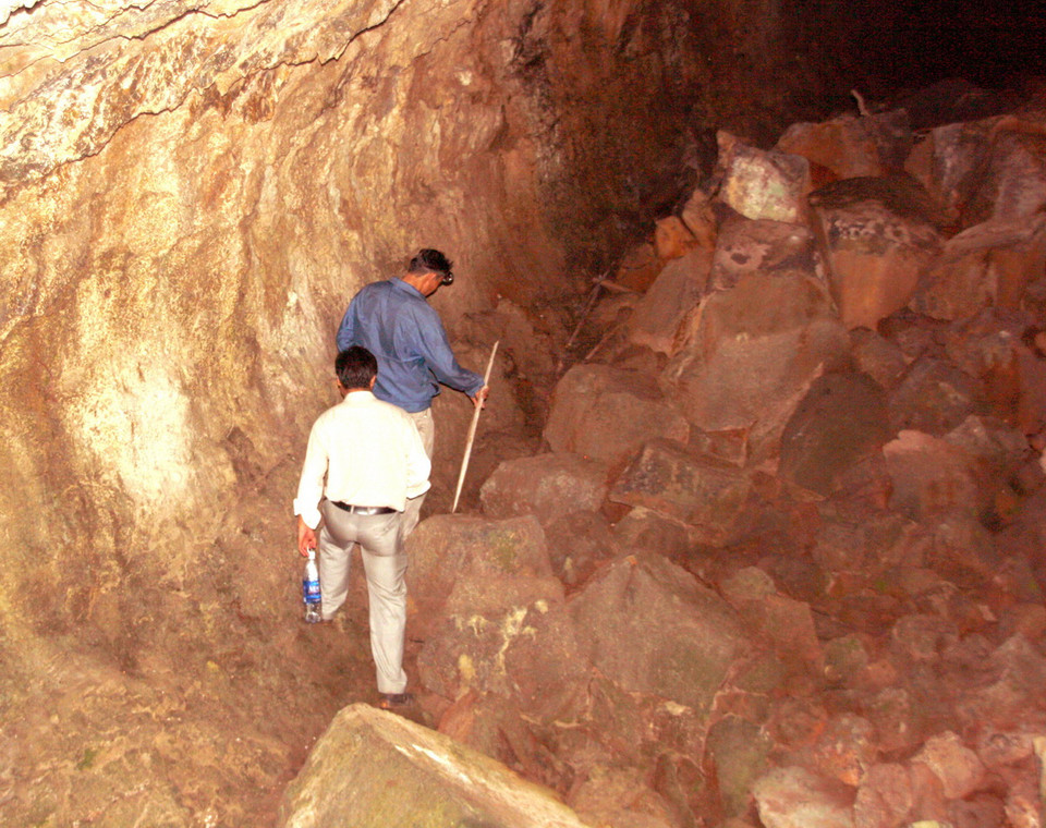 Bên trong hang rộng hàng nghìn mét, có cấu trúc đặc trưng của động núi lửa với dòng các ngấn dung nham phun ngược, hố sụt, các di tích thực vật, tạo nên một cảnh quan kỳ vĩ, hiếm thấy ở các hang động núi lửa trong khu vực Đông Nam Á. (Ảnh: Văn Ngoạn/TTXVN)
