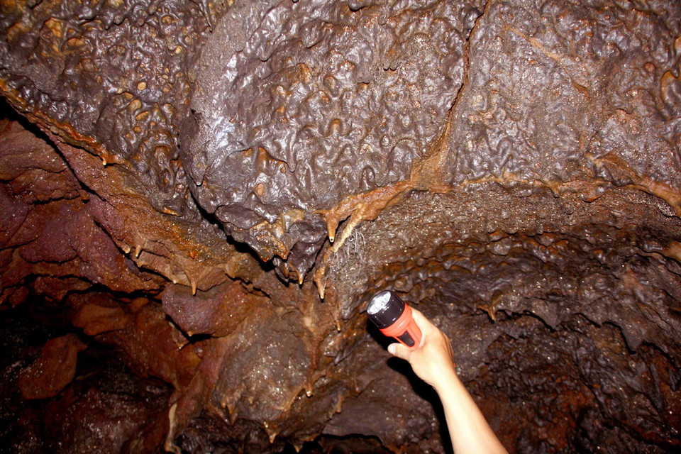 Bề mặt thành hang động rất ít nhũ đá. (Ảnh: Văn Ngoạn/TTXVN)