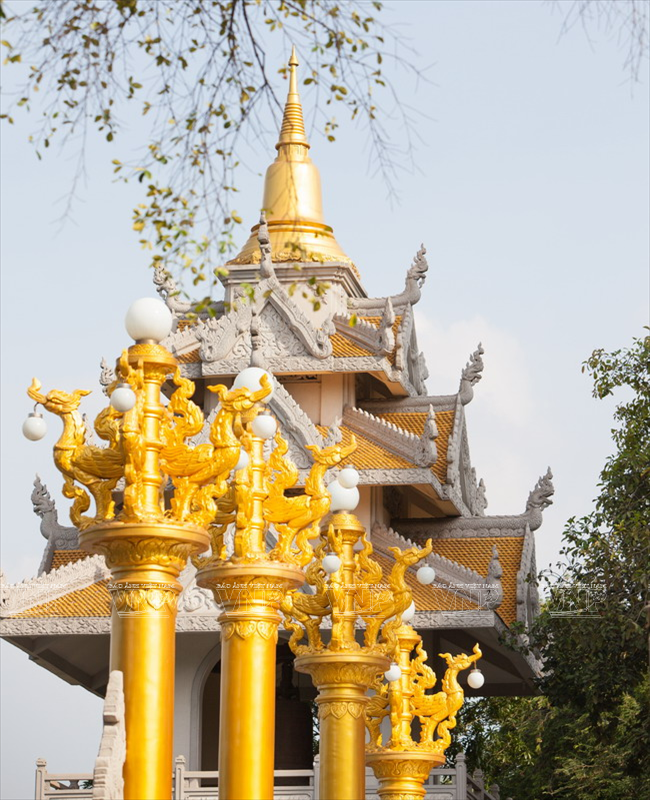 Những cột đèn được thếp vàng, xung quanh gắn 4 chim phượng hoàng tạo tính thẩm mỹ cao tại bảo tháp xá lợi Gotama Cetiya.