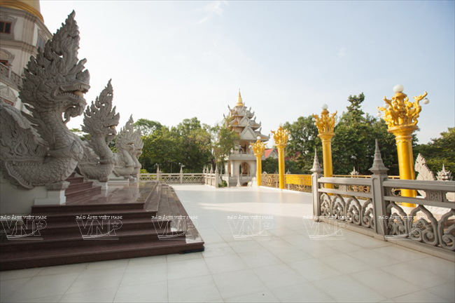 Mặt tiền của bảo tháp khá rộng rãi.