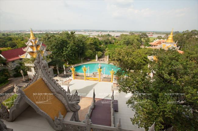 Bảo tháp Gotama Cetiya tọa lạc trên một khu đồi, chánh điện hướng ra sông Đồng Nai tạo cảnh quan thoáng mát cho người thưởng ngoạn.